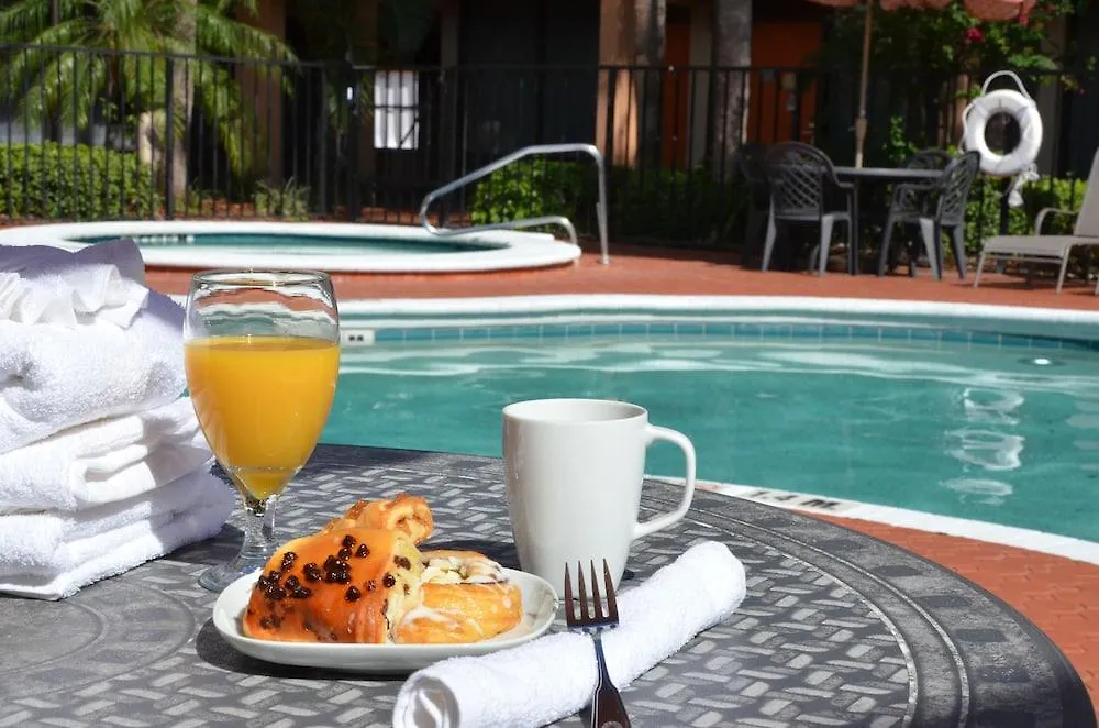 Days Inn & Suites By Wyndham Orlando Airport