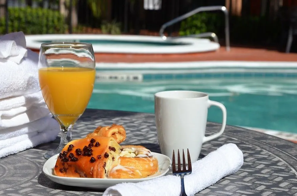 Days Inn & Suites By Wyndham Orlando Airport