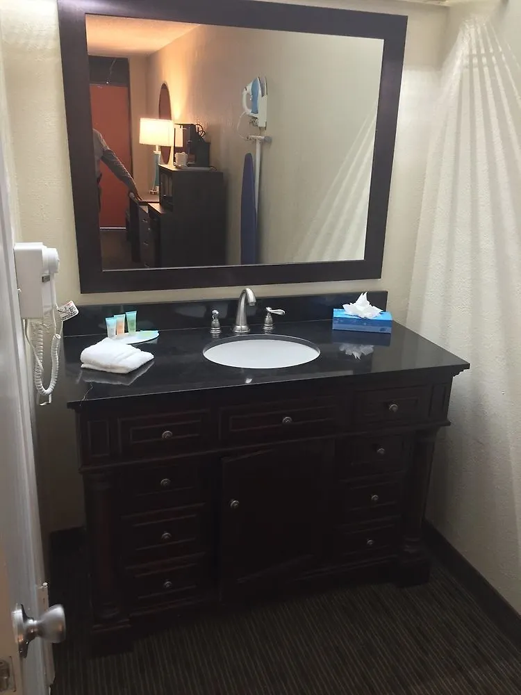 Days Inn & Suites By Wyndham Orlando Airport Motell