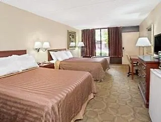Days Inn & Suites By Wyndham Orlando Airport Motell