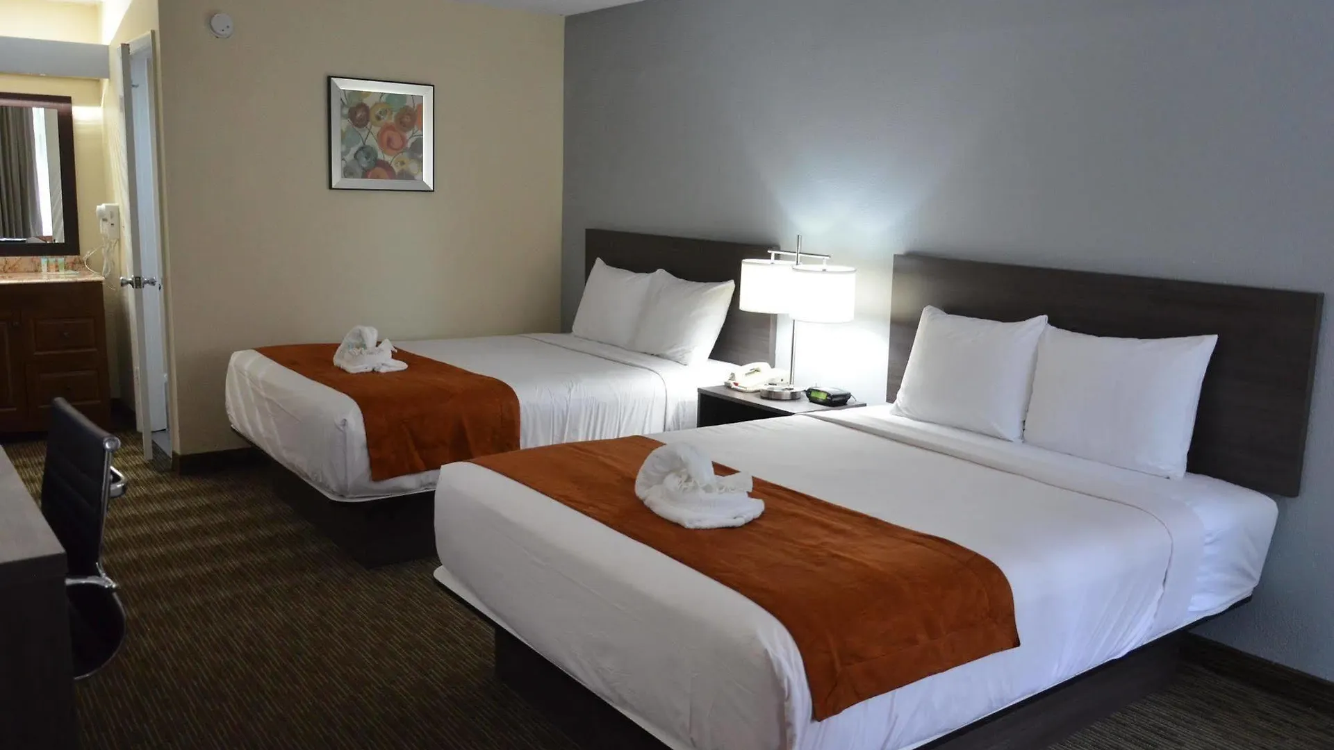 Days Inn & Suites By Wyndham Orlando Airport Motell