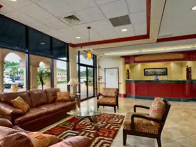 Days Inn & Suites By Wyndham Orlando Airport Motell