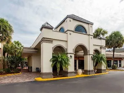 Days Inn & Suites By Wyndham Orlando Airport Motell